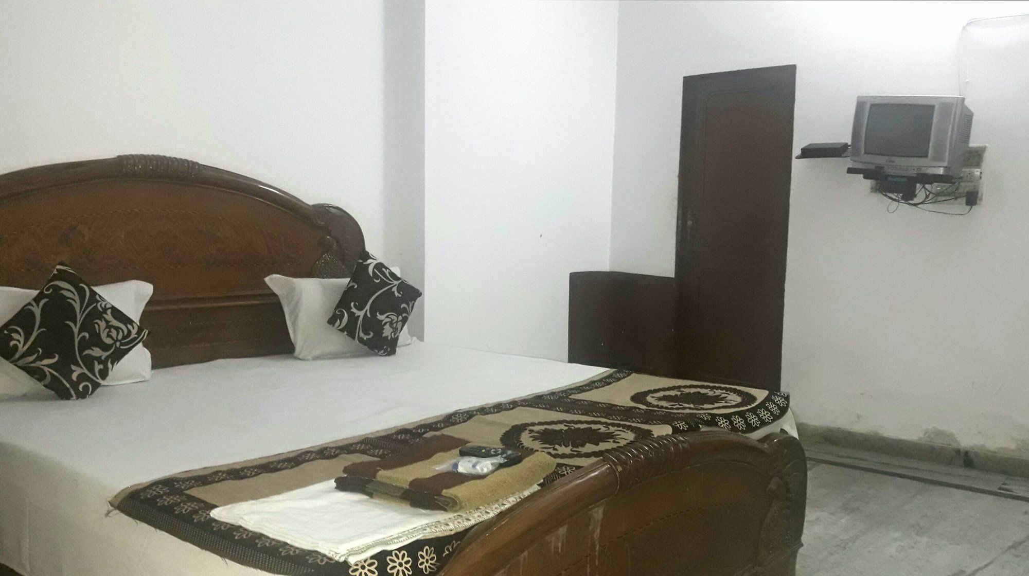 Oyo Rajdhani Guest House Faridabad Exterior photo